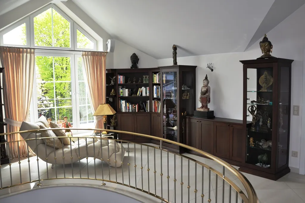 Einbauschrank mit dunklen Fronten unter einer Dachschräge