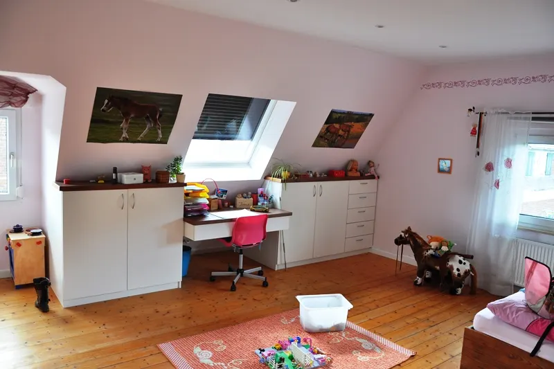 Ausgebautes Dachgeschoss mit Einbaumöbeln und Dachflächenfenster
