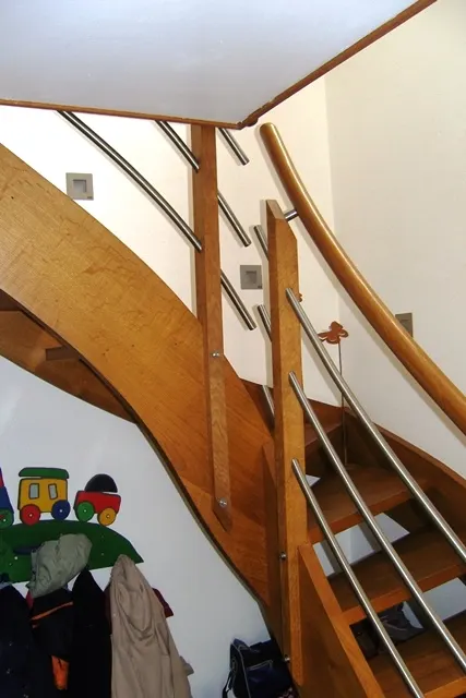 Holztreppe mit geschlossenen Setzstufen
