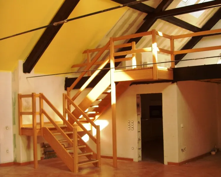 Klassische Holztreppe mit gedrechseltem Geländer
