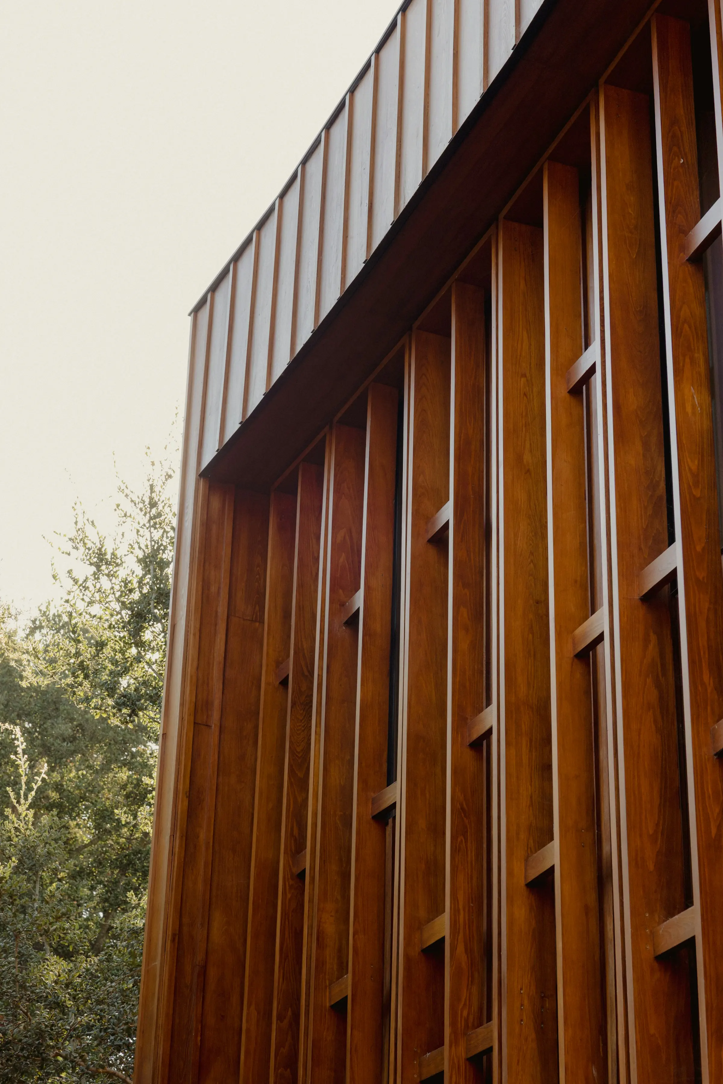 Moderne Gebäudefassade aus senkrechten Holzlamellen