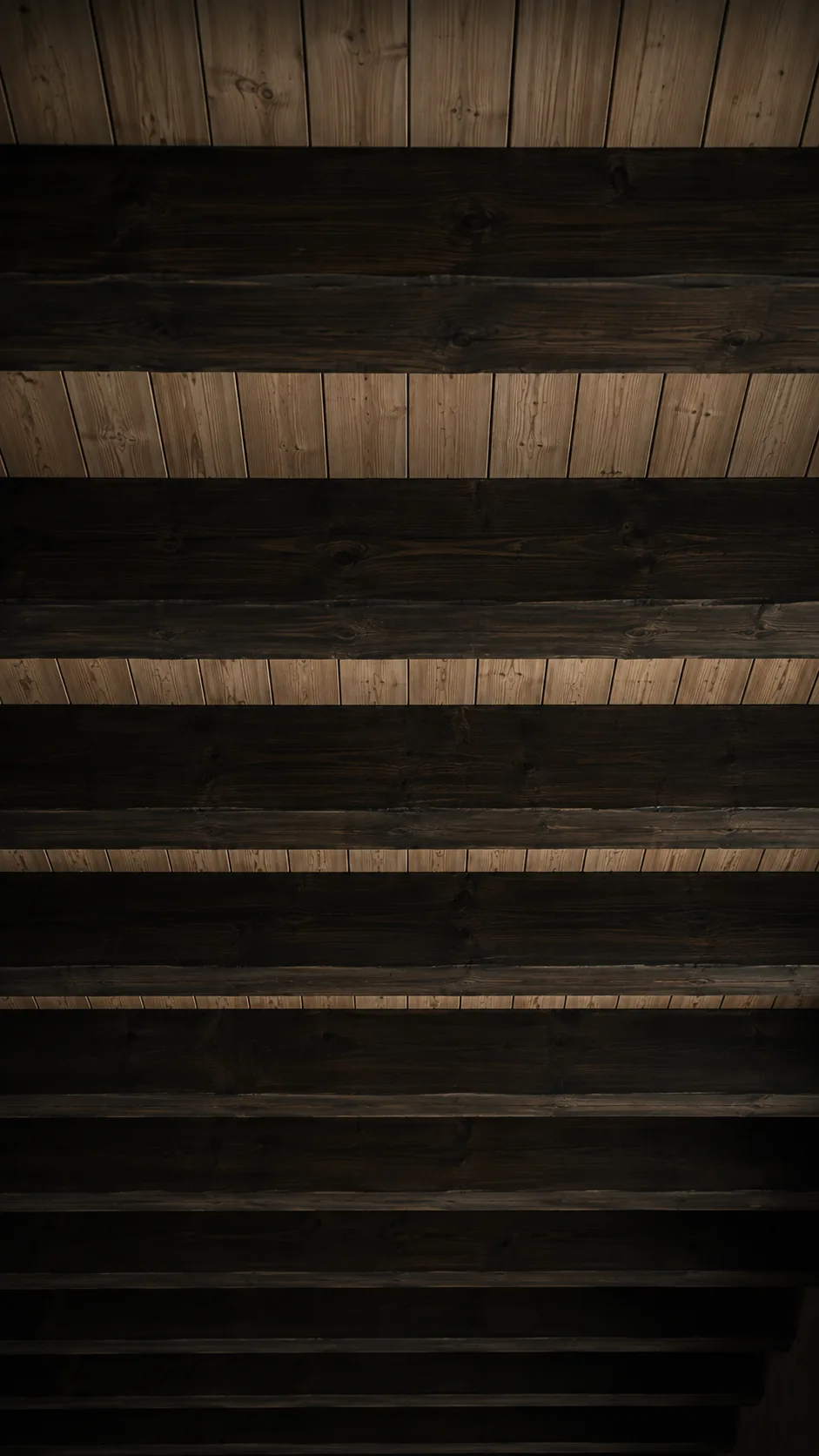 Dunkle Holzbalken vor einer hell verschalten Holzdecke