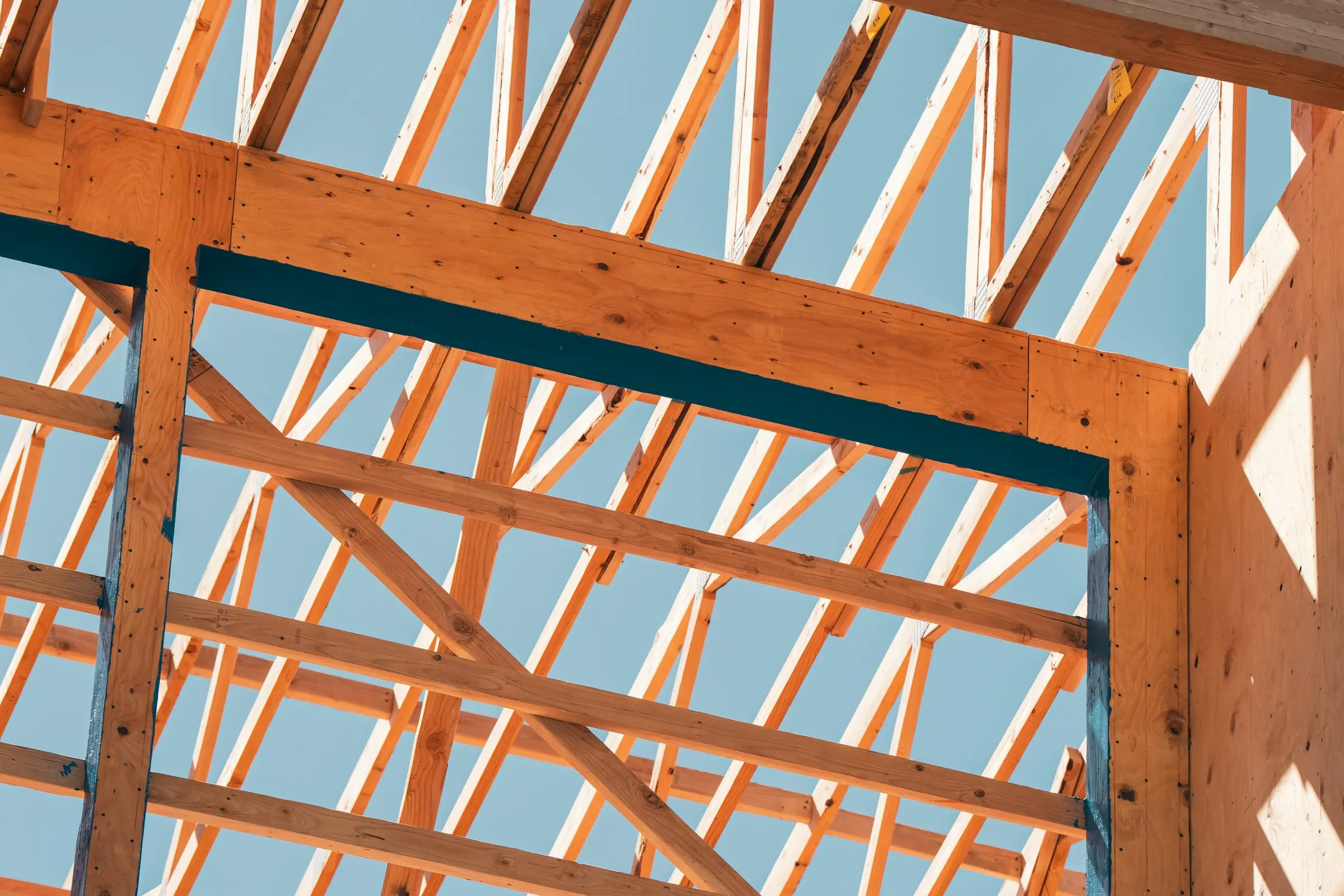 Holzrahmenkonstruktion eines Gebäudes vor blauem Himmel